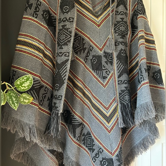 Tejidos Diaz- Gray Woven Ecuadorian Poncho - Picture 9 of 10
